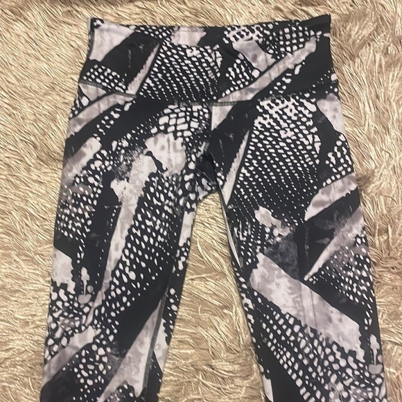 Lululemon Cropped Leggings sz 6 - Picture 3 of 11